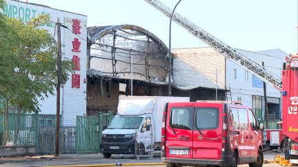 Los bomberos siguen refrescando la zona del incendio para evitar reproducciones.