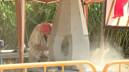 Seis artistas trabajan el mármol negro de Calataro in situ y en directo.