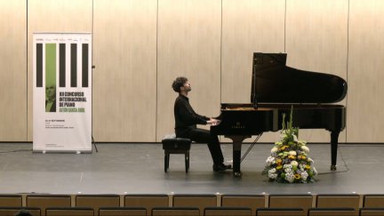 Uno de los 17 pianistas que aspiran a ganar el concurso dedicado al músico turolense más internacional. / Aragón TV