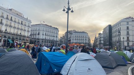 Decenas de personas amanecen en la Puerta del Sol de Madrid para exigir la aprobación de un decreto sobre vivienda.