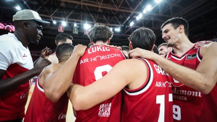 Los jugadores del Casademont al terminar el partido de presentación frente a Ucam Murcia