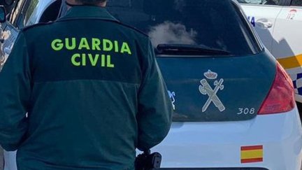 Imagen de archivo de un agente de la Guardia Civil junto a un vehículo oficial.REMITIDA / HANDOUT por GUARDIA CIVILFotografía remitida a medios de comunicación exclusivamente para ilustrar la noticia a la que hace referencia la imagen, y citando la procedencia de la imagen en la firma11/6/2021