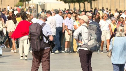 Varios turistas en la Plaza del Pilar de Zaragoza