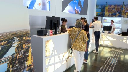 Varios turistas en la Oficina de Turismo de Zaragoza