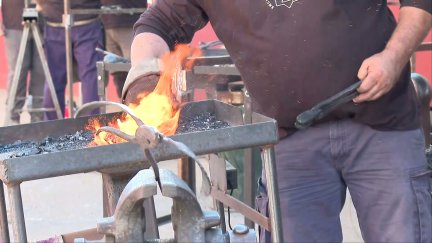 El fuego y el hierro han sido protagonistas este fin de semana en Villanueva del Rebollar de la Sierra.