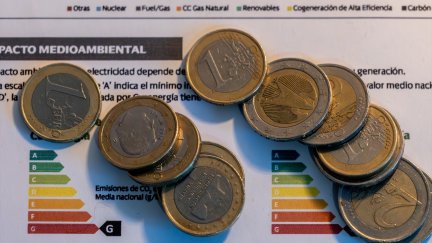 Varias monedas sobre una factura, a 9 de enero de 2025