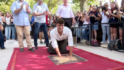 Juanjo Bona dejando su huella en el Paseo de las Estrellas de Cariñena