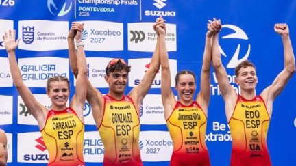 Podio de la prueba de relevo mixto sub-23