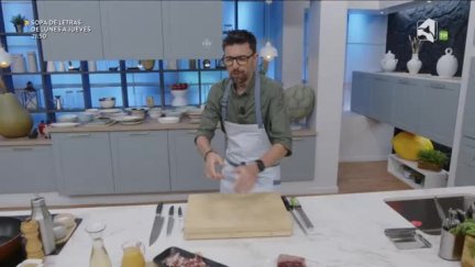 Programa gastronómico con Daniel Yranzo que pretende entretener, divertir y enseñar entre fogones los secretos de la cocina como siempre con mucho humor. ´La Pera Limonera´ propone desde comidas tradicionales a platos exóticos pasando por recetas de otros lugares del país, dando siempre un toque limonero y aragonés a cada uno de ellos utilizando ingredientes de la tierra y demostrando que la cocina puede ser sencilla, económica y no por ello aburrida.