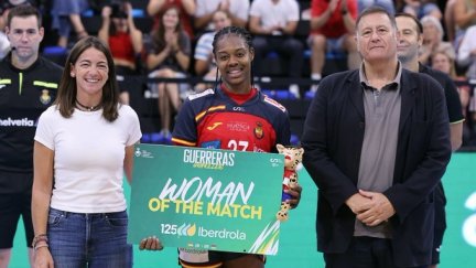 Danila So Delgado recibiendo su premio MVP