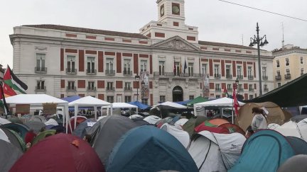 Tiendas de campaña en la Puerta del Sol de Madrid este lunes
