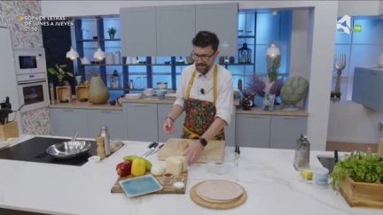 Programa gastronómico con Daniel Yranzo que pretende entretener, divertir y enseñar entre fogones los secretos de la cocina como siempre con mucho humor. ´La Pera Limonera´ propone desde comidas tradicionales a platos exóticos pasando por recetas de otros lugares del país, dando siempre un toque limonero y aragonés a cada uno de ellos utilizando ingredientes de la tierra y demostrando que la cocina puede ser sencilla, económica y no por ello aburrida.
