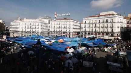 Vista general del ambiente este martes en la Plaza del Sol, donde más de mil personas llevan acampadas ya tres noches en protesta por la situación de la vivienda, entre la alegría por el acuerdo para que Maricarmen vuelva a su casa y la expectación por el real decreto que se pretende aprobar hoy en el Consejo de Ministros.