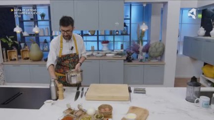 Programa gastronómico con Daniel Yranzo que pretende entretener, divertir y enseñar entre fogones los secretos de la cocina como siempre con mucho humor. ´La Pera Limonera´ propone desde comidas tradicionales a platos exóticos pasando por recetas de otros lugares del país, dando siempre un toque limonero y aragonés a cada uno de ellos utilizando ingredientes de la tierra y demostrando que la cocina puede ser sencilla, económica y no por ello aburrida.