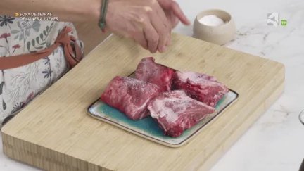 Programa gastronómico con Daniel Yranzo que pretende entretener, divertir y enseñar entre fogones los secretos de la cocina como siempre con mucho humor. ´La Pera Limonera´ propone desde comidas tradicionales a platos exóticos pasando por recetas de otros lugares del país, dando siempre un toque limonero y aragonés a cada uno de ellos utilizando ingredientes de la tierra y demostrando que la cocina puede ser sencilla, económica y no por ello aburrida.