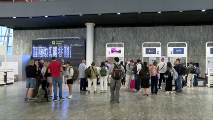 Pasajeso del vuelo de Roma esperan en el Aeropuerto de Zaragoza.