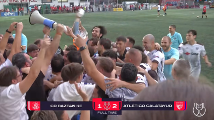 Los jugadores del Atlético Calatayud celebran el pase de ronda en la Copa del Rey con sus aficionados.