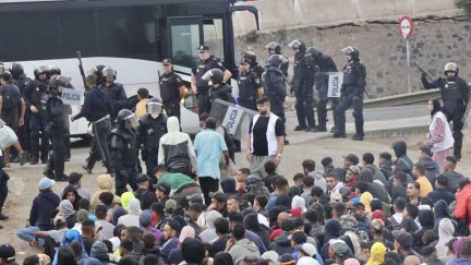 La Policía Nacional inicia el desalojo del asentamiento de la playa del Trampolín en Ceuta.
