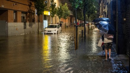 Vecinos del barrio de Bellvitge achican agua en sus casas, a 4 de octubre de 2026, en L'Hospitalet de Llobregat, Barcelona, Catalunya (España).