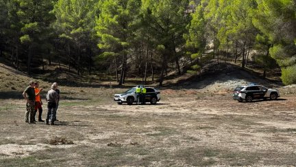 El dispositivo desplegado que busca al tercer ocupante del vehículo siniestrado, en el que han fallecido dos personas en Villel (Teruel).
