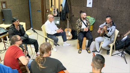 Taller de música en el Centro Penitenciario de Teruel: voces, guitarras y unas horas que cambian la percepción de estar en prisión.