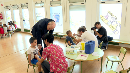 Alumnos del CEIP Río Ebro de Zaragoza se vacunan frente a la gripe.