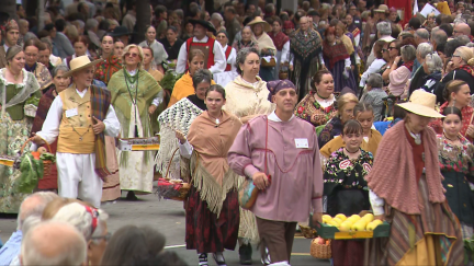 Los oferentes participan en una edición de la Ofrenda de Frutos.