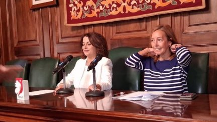 La alcaldesa de Teruel, Emma Buj, junto a la concejal de Hacienda, Carmen Romero, en rueda de prensa este lunes