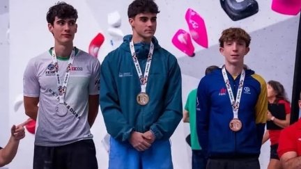 Santiago Onorich con la medalla de oro en la categoría sub-19
