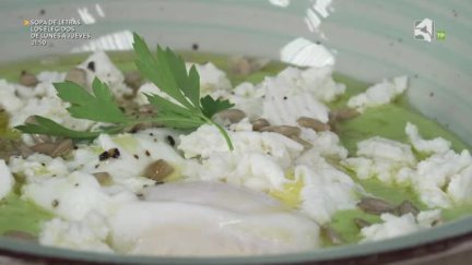 Programa gastronómico con Daniel Yranzo que pretende entretener, divertir y enseñar entre fogones los secretos de la cocina como siempre con mucho humor. ´La Pera Limonera´ propone desde comidas tradicionales a platos exóticos pasando por recetas de otros lugares del país, dando siempre un toque limonero y aragonés a cada uno de ellos utilizando ingredientes de la tierra y demostrando que la cocina puede ser sencilla, económica y no por ello aburrida.