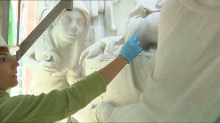 El 11 de octubre de 2016 se presentaba el fin de la restauración del relieve de Los Amantes de la Escalinata de Teruel. Días antes, Aragón en Abierto nos mostraba el proceso de restauración.