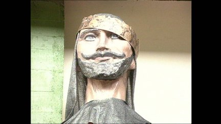 El 10 de octubre de 1999, en la plaza del Pilar se presentaron los gigantes renovados de la comparsa, recuperando la estética que les diera en 1860 Félix Oroz.