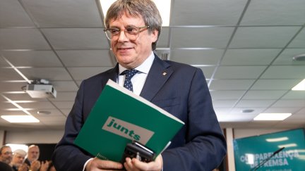 El presidente de Junts, Carles Puigdemont, a su llegada a una rueda de prensa, en el espacio Les 5 Éléments, a 27 de octubre de 2025, en Perpignan (Francia).