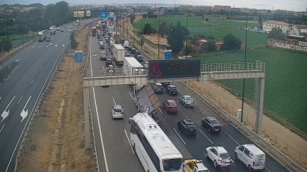 Varios kilómetros de atasco por un accidente en la A-2 con el enlace de la A-68.