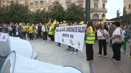 Agricultores y ganaderos durante la protesta frente a la Delegación del Gobierno en Aragón.