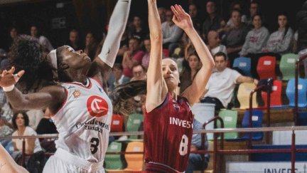 Ornella Bankolé disputa un balón con una jugadora del Gernika
