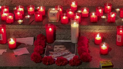 Velas que han sido colocadas en la céntrica plaza de Las Setas de La Encarnación, este miércoles en Sevilla, en recuerdo de Maricarmen