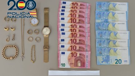 Dinero requisado por los agentes.