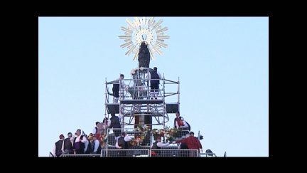 En este reportaje de Aragón TV de 2008, el desaparecido Bigas Luna, Luis Alegre y Juan Bolea recuerdan cómo nació aquel cambio que transformó para siempre la Ofrenda.