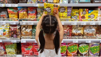La OMS recomienda un control para promover hábitos de dieta sana y actividad física para frenar la obesidad infantil.