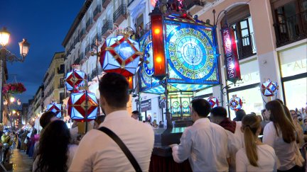 Parte del cortejo del Rosario de Cristal en las fiestas del Pilar 2025.