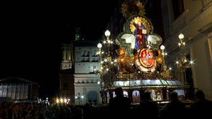 Rosario de Cristal procesionando por el centro de Zaragoza en las fiestas del Pilar 2025