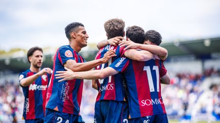 Los jugadores de la SD Huesca celebran uno de los goles ante el CE Europa
