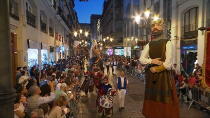Un desfile que lleva por lema 'Zaragoza Campeona' recorre las calles de Zaragoza.