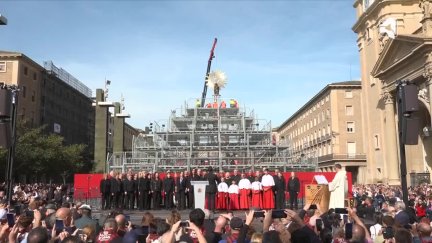 La talla de la Virgen del Pilar ya corona la estructura metálica del manto de la Ofrenda. / Aragón TV