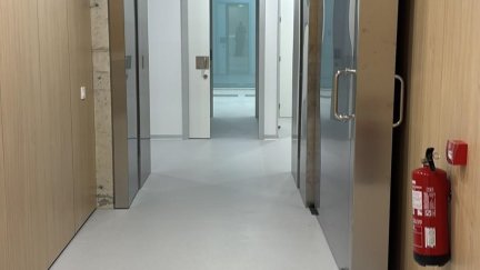 Zona de acceso al acelerador lineal del Hospital Universitario 'Obispo Polanco' de Teruel.