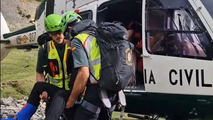 Momento del rescate a una mujer 44 años, vecina de la provincia de Valencia, que se había fracturado el tobillo en la zona de Plan de Aigualluts (Benasque).