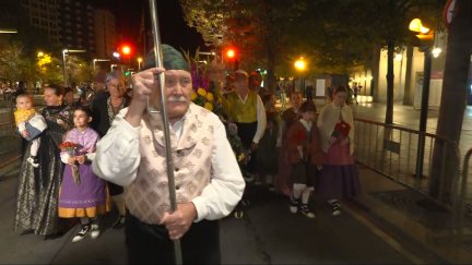 El grupo de Almochuel se dirige hacia la plaza del Pilar tras abrir la ofrenda.
