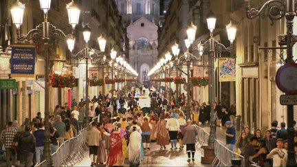 Antes de las 7:00 de la mañana, la calle Alfonso ya ve pasar a los primeros oferentes.