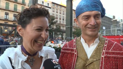 Óscar le ha pedido matrimonio a Alejandra tras depositar las flores en la plaza del Pilar